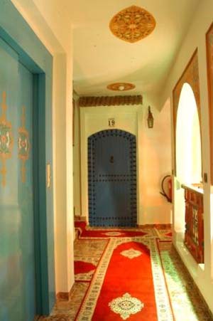 * أناقة من قلب منازل مغاربية ... * 8014_moroccan-house-hotel%20couloir2